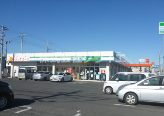 【コンビニエンスストア】ファミリーマート　ドラッグエース川越的場店まで914ｍ