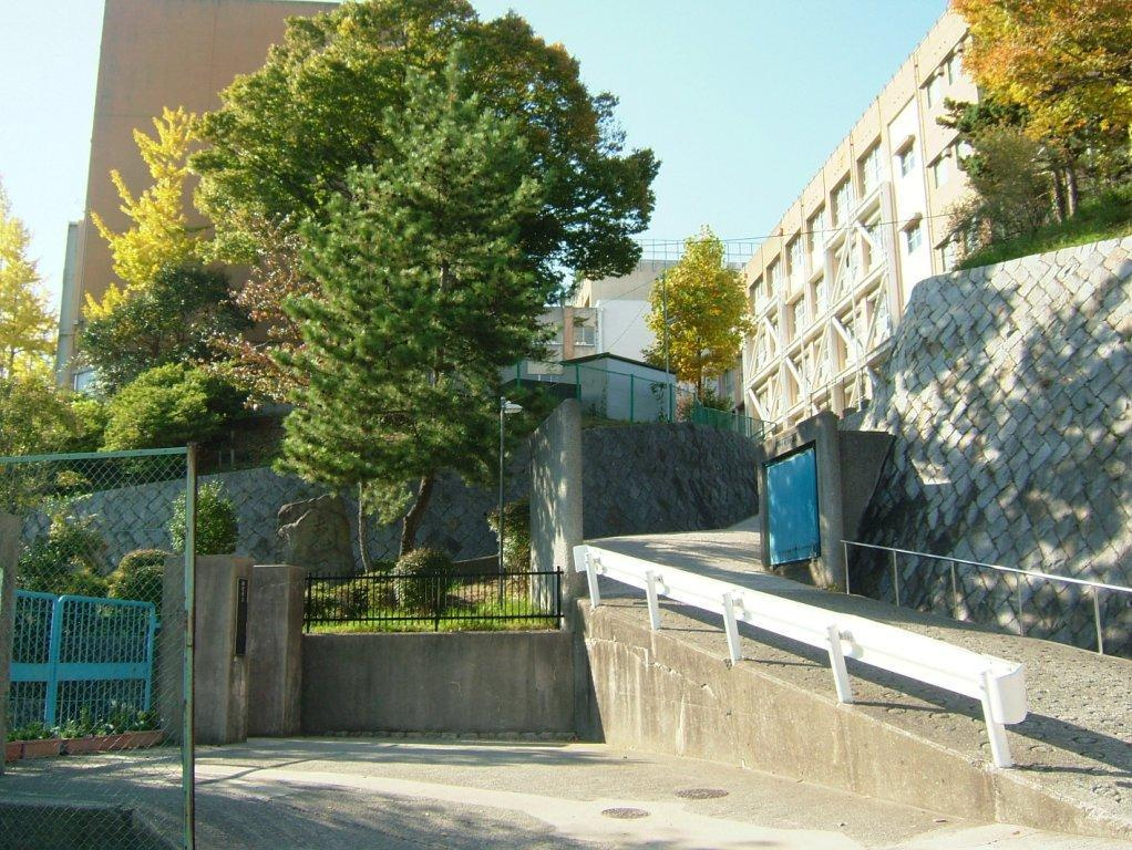 【中学校】西宮市立苦楽園中学校まで352ｍ