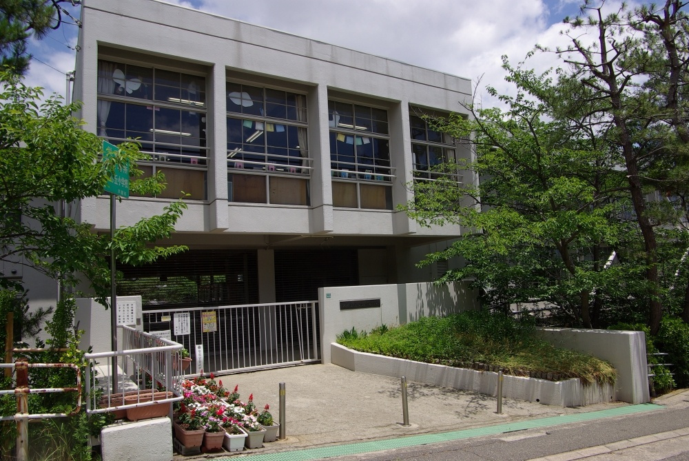 【小学校】芦屋市立朝日ケ丘小学校まで363ｍ
