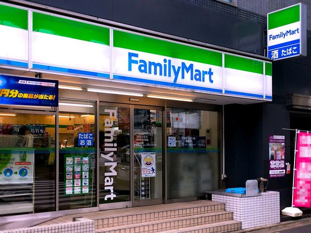 【コンビニエンスストア】ファミリーマート　新宿新小川町店まで124ｍ