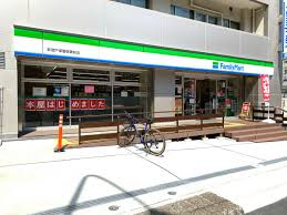 【コンビニエンスストア】ファミリーマート　新宿戸塚警察署前店まで93ｍ