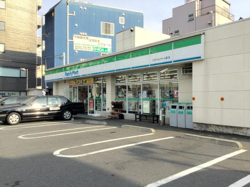 【コンビニエンスストア】ファミリーマート　八王子いちょうホール通り店まで359ｍ