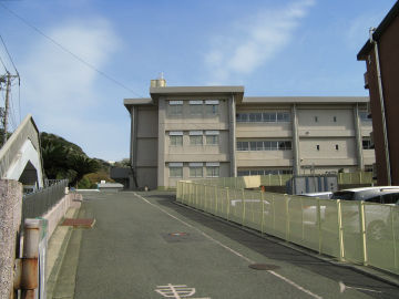 【小学校】馬堀小学校まで417ｍ