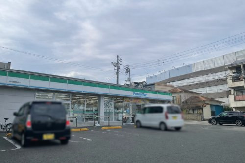 【コンビニエンスストア】ファミリーマート　高知桟橋通店まで564ｍ