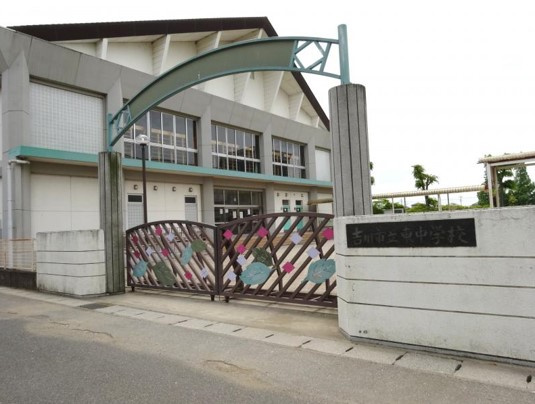 【中学校】　吉川市立東中学校まで3833ｍ