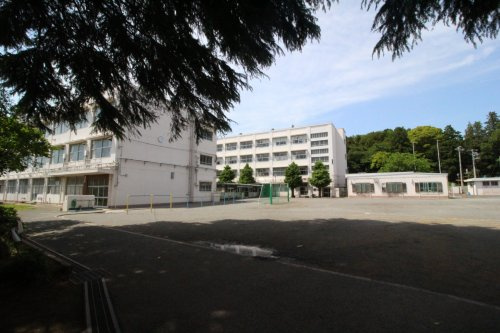 【小学校】横浜市立岡津小学校まで1410ｍ