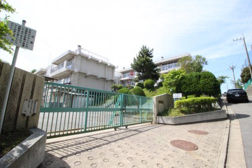 【中学校】　横浜市立岡津中学校まで855ｍ