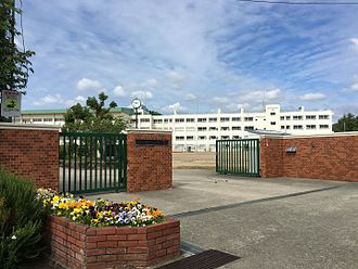 【中学校】川西市立緑台中学校まで883ｍ