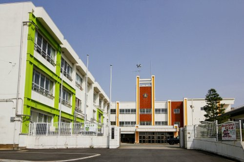 【小学校】上岩出小学校まで345ｍ