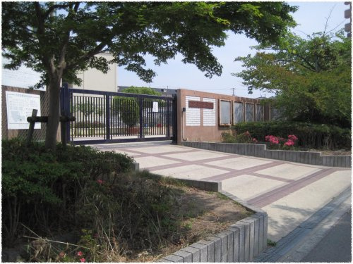 【小学校】長坂小学校まで686ｍ