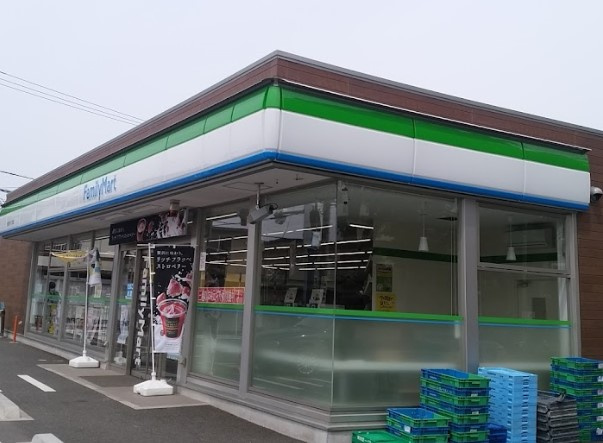 【コンビニエンスストア】ファミリーマート　稲毛穴川一丁目店まで624ｍ