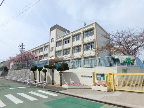 【小学校】小束山小学校まで1179ｍ