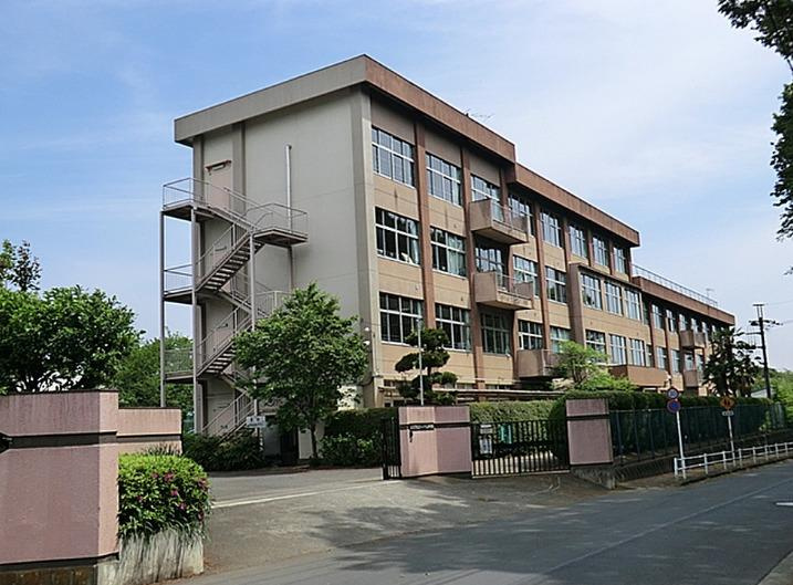【中学校】ひよどり山中学校まで811ｍ