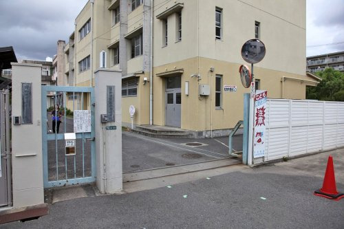 【小学校】岸和田市立新条小学校まで560ｍ