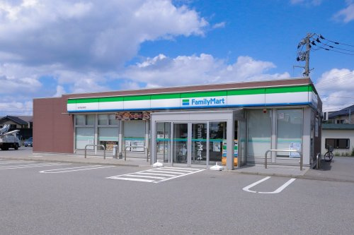 【コンビニエンスストア】ファミリーマート金沢金石東店まで389ｍ