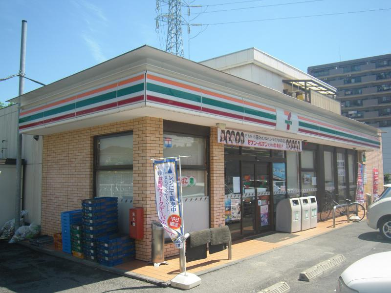 【コンビニエンスストア】セブンイレブン　草加花栗3丁目店まで365ｍ