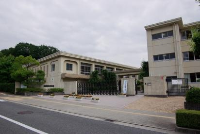 【小学校】川西市立　北陵小学校まで1073ｍ