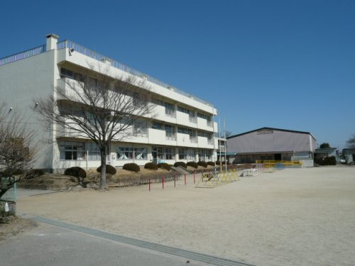 【小学校】新方小学校まで450ｍ