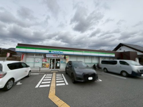 【コンビニエンスストア】ファミリーマート　池田東山町店まで2718ｍ