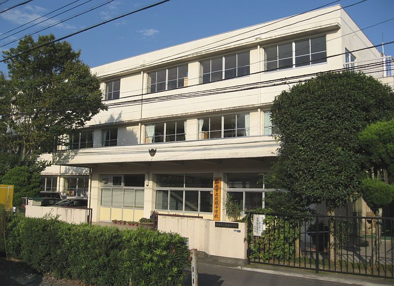 【中学校】静岡市立服織中学校まで372ｍ
