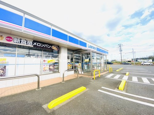 【コンビニエンスストア】ローソン　富里ファミリータウン前店まで686ｍ