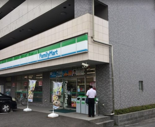 【コンビニエンスストア】ファミリーマート　鶴川駅西店まで188ｍ