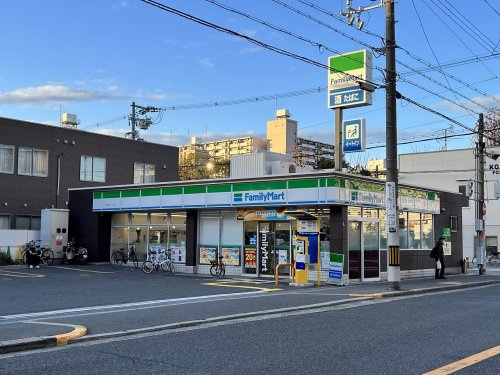 【コンビニエンスストア】ファミリーマート　中加賀屋二丁目店まで132ｍ