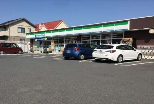 【コンビニエンスストア】ファミリーマート　厚木上依知店まで676ｍ