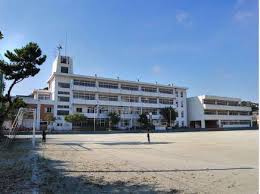 【中学校】鎌倉市立腰越中学校まで369ｍ