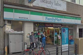 【コンビニエンスストア】ファミリーマート　阪急伊丹駅前店まで379ｍ