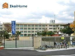 【小学校】朝霧小学校まで431ｍ