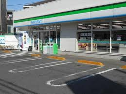 【コンビニエンスストア】ファミリーマート　世田谷中町店まで369ｍ
