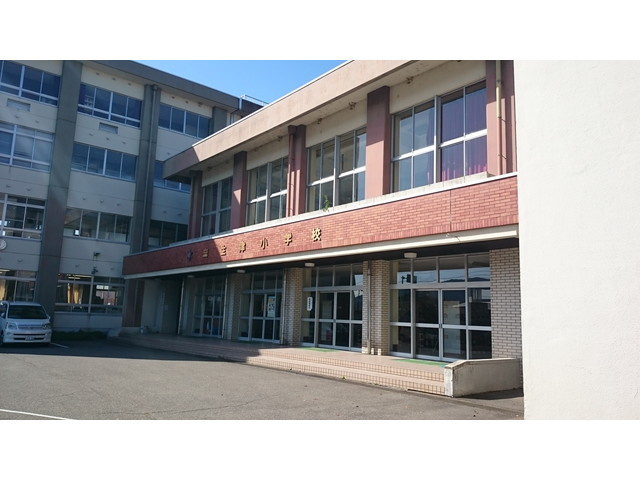 【小学校】麻生津小学校まで685ｍ