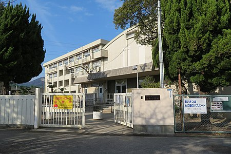 【小学校】宝塚市立売布小学校まで762ｍ