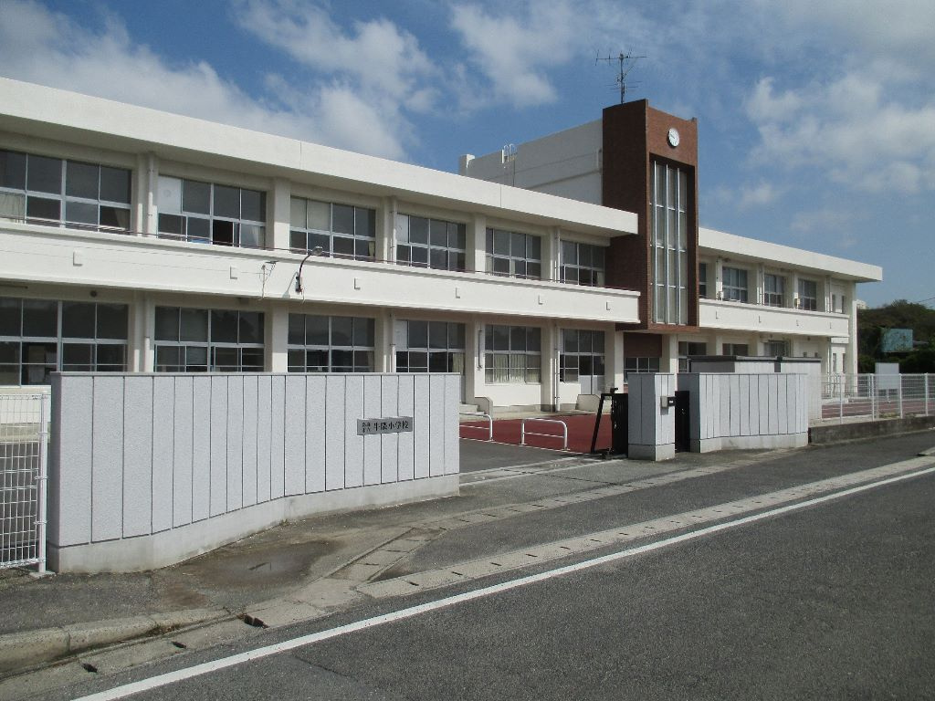 【小学校】嘉麻市立牛隈小学校まで923ｍ