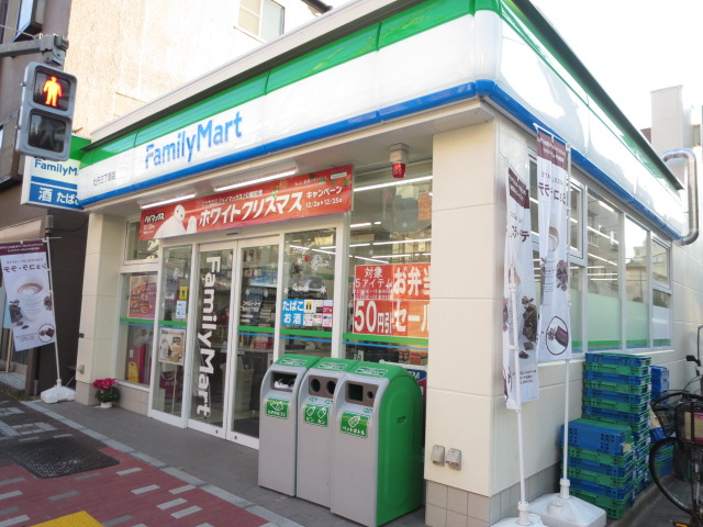 【コンビニエンスストア】ファミリーマート　牡丹三丁目店まで141ｍ