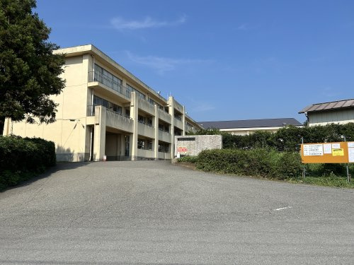 【小学校】牛久市立岡田小学校まで1427ｍ