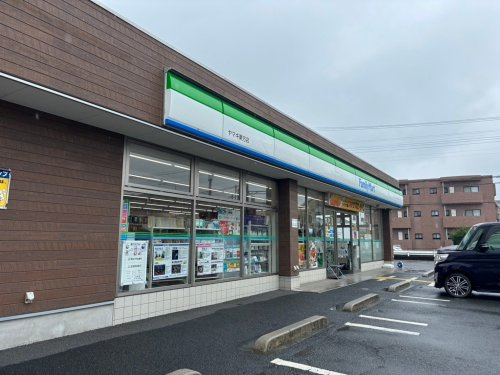 【コンビニエンスストア】ファミリーマートヤマキ東方店まで873ｍ