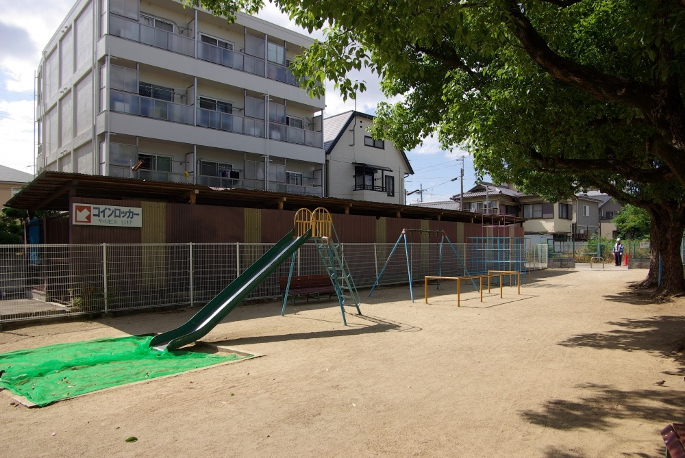 【公園】稲野駅前公園まで858ｍ