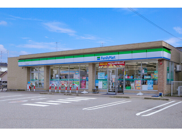 【コンビニエンスストア】ファミリーマート本津幡駅前店まで2133ｍ