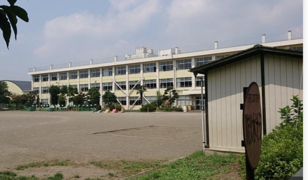 【小学校】日高市立高萩小学校まで996ｍ