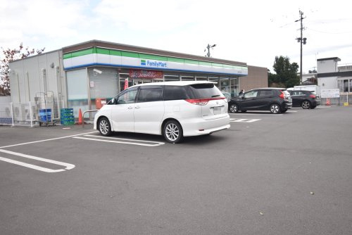 【コンビニエンスストア】ファミリーマート　高山やぶさめ通店まで963ｍ