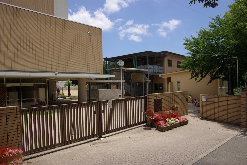 【小学校】芦屋市立岩園小学校まで374ｍ