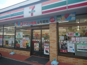 【コンビニエンスストア】セブンイレブン　足立亀田小前店まで207ｍ