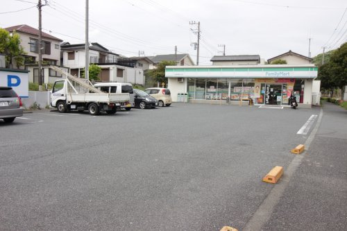 【コンビニエンスストア】ファミリーマート松山横須賀あわた店まで590ｍ