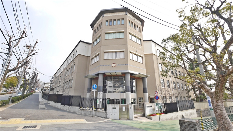 【小学校】高羽小学校まで682ｍ