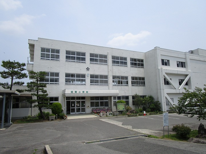 【小学校】造賀小学校まで1895ｍ