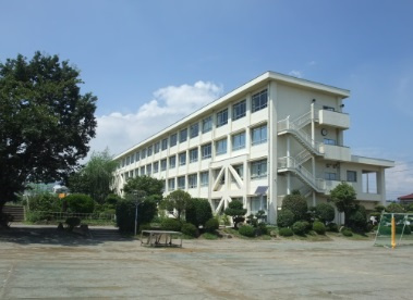 【小学校】吉岡町立明治小学校まで1520ｍ
