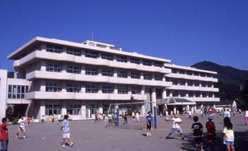 【小学校】秦野市立東小学校まで2070ｍ