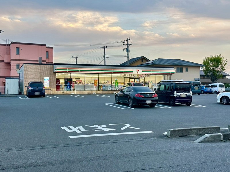 【コンビニエンスストア】セブンイレブン　小山犬塚6丁目店まで260ｍ